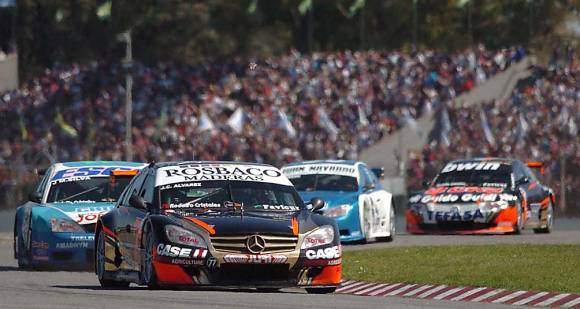 Alvarez, ante una multitud Alvarez, ante una multitud