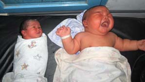 Una mujer de Indonesia dio a luz un bebé de 8,7 kilos de peso Una mujer de Indonesia dio a luz un bebé de 8,7 kilos de peso