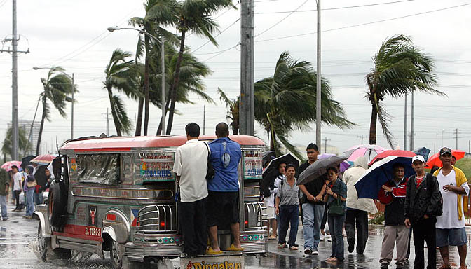 Al menos 60 muertos por un tifón en Filipinas Al menos 60 muertos por un tifón en Filipinas