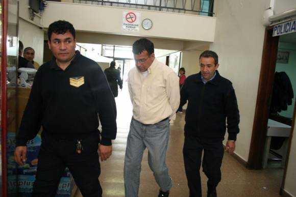 Violó a su mujer y abusó de su hija Violó a su mujer y abusó de su hija