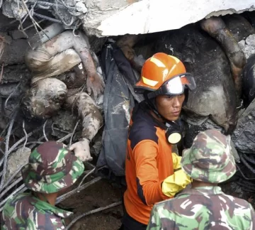 4.000 atrapados desborda el rescate por el sismo 4.000 atrapados desborda el rescate por el sismo