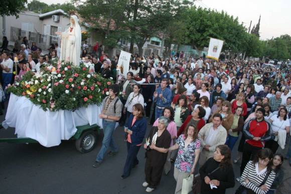 Con clima de fiesta, se realizó la procesión de la Virgen de Fátima Con clima de fiesta, se realizó la procesión de la Virgen de Fátima