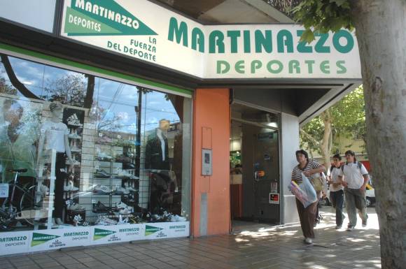 Suena la alarma pero igual roban 45 pares de calzado Suena la alarma pero igual roban 45 pares de calzado