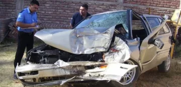 Dos jóvenes se estrellaron contra un árbol: uno grave Dos jóvenes se estrellaron contra un árbol: uno grave