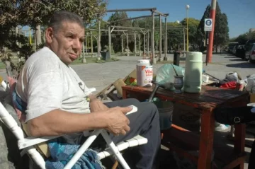 Discutió con su casera y se fue a vivir a la plaza Discutió con su casera y se fue a vivir a la plaza