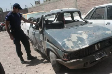Fuga en su auto y cae a un canal Fuga en su auto y cae a un canal