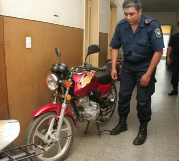 Una chica presa por el robo a un policía Una chica presa por el robo a un policía