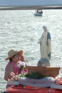 La juventud le puso color a la procesión La juventud le puso color a la procesión