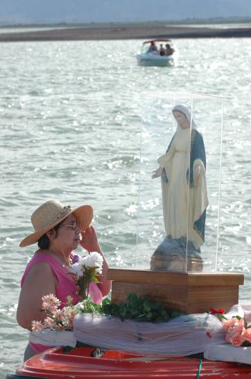 La juventud le puso color a la procesión La juventud le puso color a la procesión