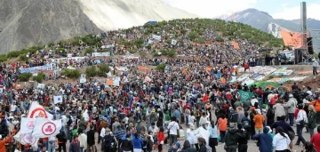 Una multitud pidió por la paz al pie del Aconcagua Una multitud pidió por la paz al pie del Aconcagua