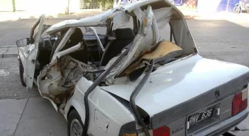 Chocan, destrozan el auto y salen vivos de milagro Chocan, destrozan el auto y salen vivos de milagro