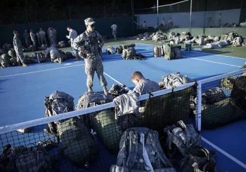 Un elegante club de golf, gran campo de refugiados Un elegante club de golf, gran campo de refugiados
