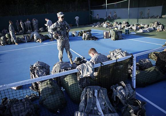 Un elegante club de golf, gran campo de refugiados Un elegante club de golf, gran campo de refugiados