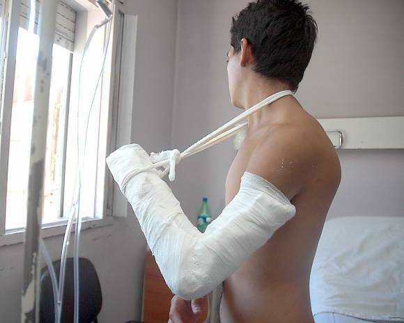 Balearon a un chico desde un automóvil Balearon a un chico desde un automóvil