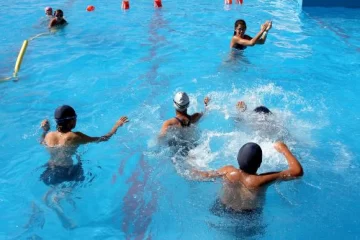 La tarea de enseñarles a nadar a pibes ciegos La tarea de enseñarles a nadar a pibes ciegos