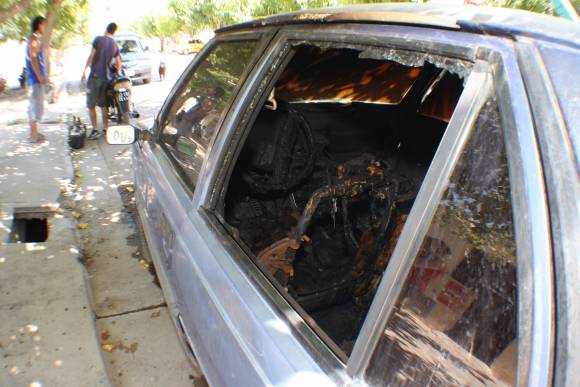 Incendiarion un auto Incendiarion un auto
