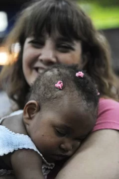 Llegó al país la primera niña haitiana adoptada tras el terremoto Llegó al país la primera niña haitiana adoptada tras el terremoto