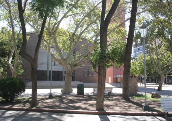 Plazas de Capital: vuelven a regarlas por aspersión Plazas de Capital: vuelven a regarlas por aspersión