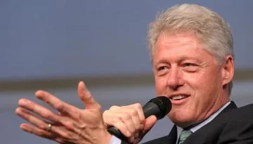Bill Clinton fue internado por dolores en el pecho Bill Clinton fue internado por dolores en el pecho