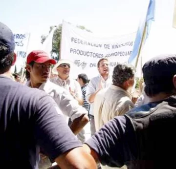 Malla antigranizo y riego, con plata de retenciones Malla antigranizo y riego, con plata de retenciones