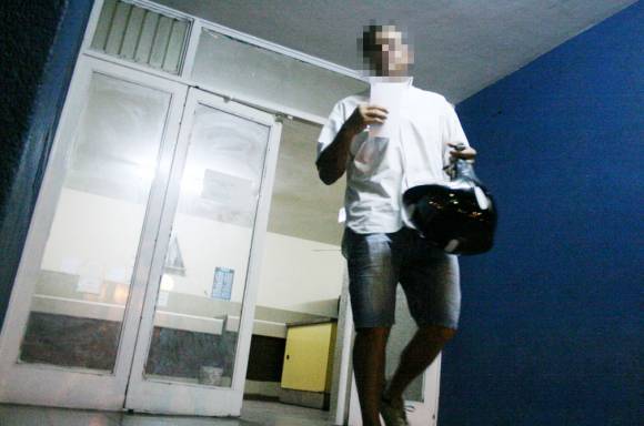 Bajó del auto y le robaron un maletín con $30.000 Bajó del auto y le robaron un maletín con $30.000