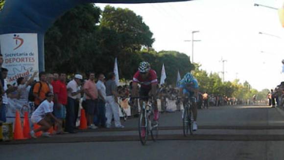 Carrizo y Escuela a tiro de la punta Carrizo y Escuela a tiro de la punta