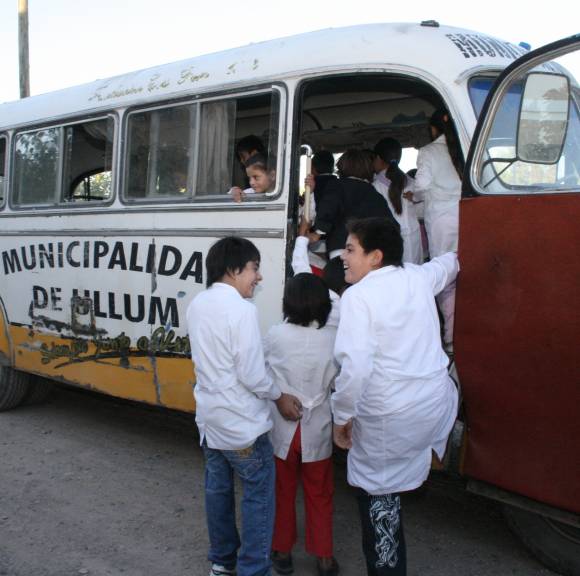 El micro que recorre las calles para evitar la deserción escolar El micro que recorre las calles para evitar la deserción escolar