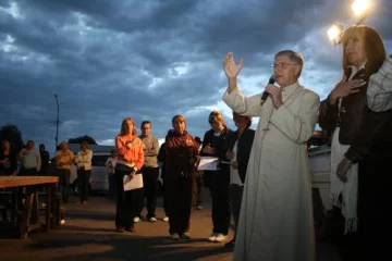 Vía Crucis: por el tráfico no se pudo hacer la procesión a pie Vía Crucis: por el tráfico no se pudo hacer la procesión a pie