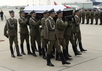 Miles de polacos despidieron los restos de Kaczynski Miles de polacos despidieron los restos de Kaczynski