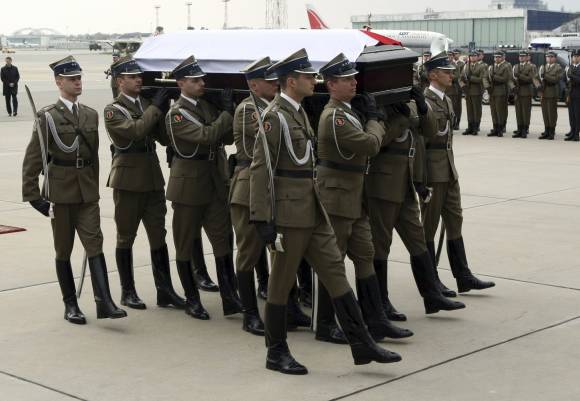 Miles de polacos despidieron los restos de Kaczynski Miles de polacos despidieron los restos de Kaczynski