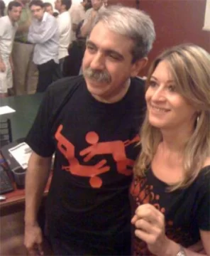 Aníbal Fernández se burla de Clarín con una remera Aníbal Fernández se burla de Clarín con una remera