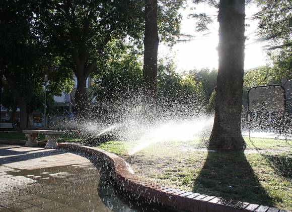 Plazas: otra vez las riegan por aspersión tras 5 años Plazas: otra vez las riegan por aspersión tras 5 años