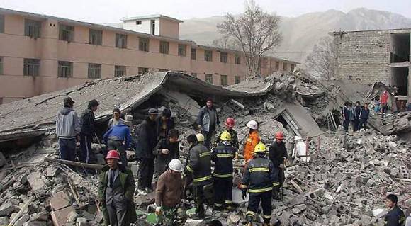 Casi 600 muertos por un terremoto de 7º en China Casi 600 muertos por un terremoto de 7º en China