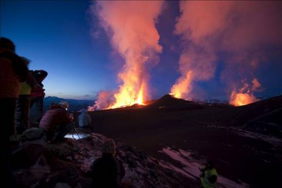 Amenaza un volcán Amenaza un volcán