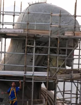 Grafitis en la estatua del Cristo Redentor Grafitis en la estatua del Cristo Redentor