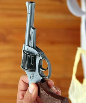 Usó un arma falsa para robar, lo golpean y cae Usó un arma falsa para robar, lo golpean y cae