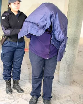 Vestida de policía, intentó una estafa Vestida de policía, intentó una estafa