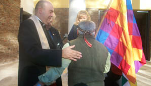 Bendijeron bandera de los pueblos originarios en la Catedral Bendijeron bandera de los pueblos originarios en la Catedral