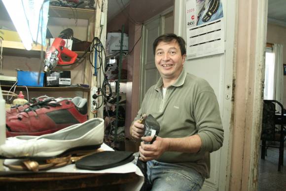 Pese a todo, aún de pie Pese a todo, aún de pie