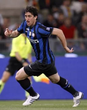 Milito no perdona y el Inter festeja Milito no perdona y el Inter festeja
