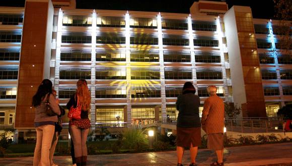 La celeste y blanca, gigante y de noche La celeste y blanca, gigante y de noche