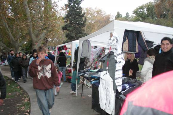 Vendedores ambulantes: de la plaza pasaron al parque Vendedores ambulantes: de la plaza pasaron al parque