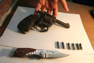 Con armas contra su mujer