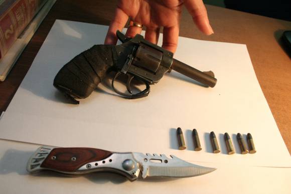 Con armas contra su mujer