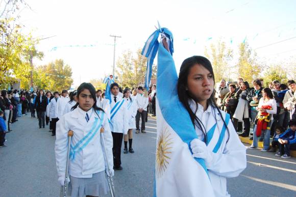 Un desfile patrio adornado con miles de guardapolvos cauceteros Un desfile patrio adornado con miles de guardapolvos cauceteros