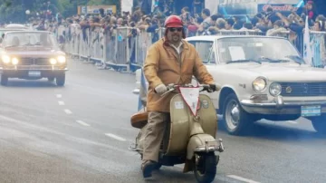 Autos clásicos deslumbraron a la gente en un emotivo desfile Autos clásicos deslumbraron a la gente en un emotivo desfile
