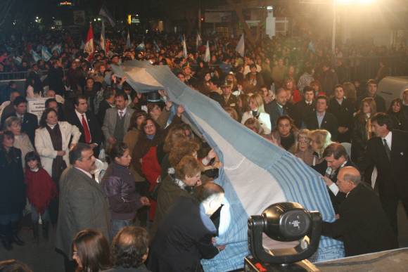 Bandera y antorcha al comienzo de la vigilia Bandera y antorcha al comienzo de la vigilia