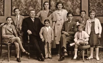 Con el peso de un siglo Con el peso de un siglo