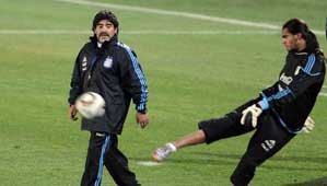 Maradona haría siete cambios para enfrentar a Grecia Maradona haría siete cambios para enfrentar a Grecia