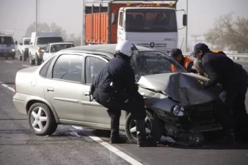 Una mujer herida al estrellarse en auto Una mujer herida al estrellarse en auto